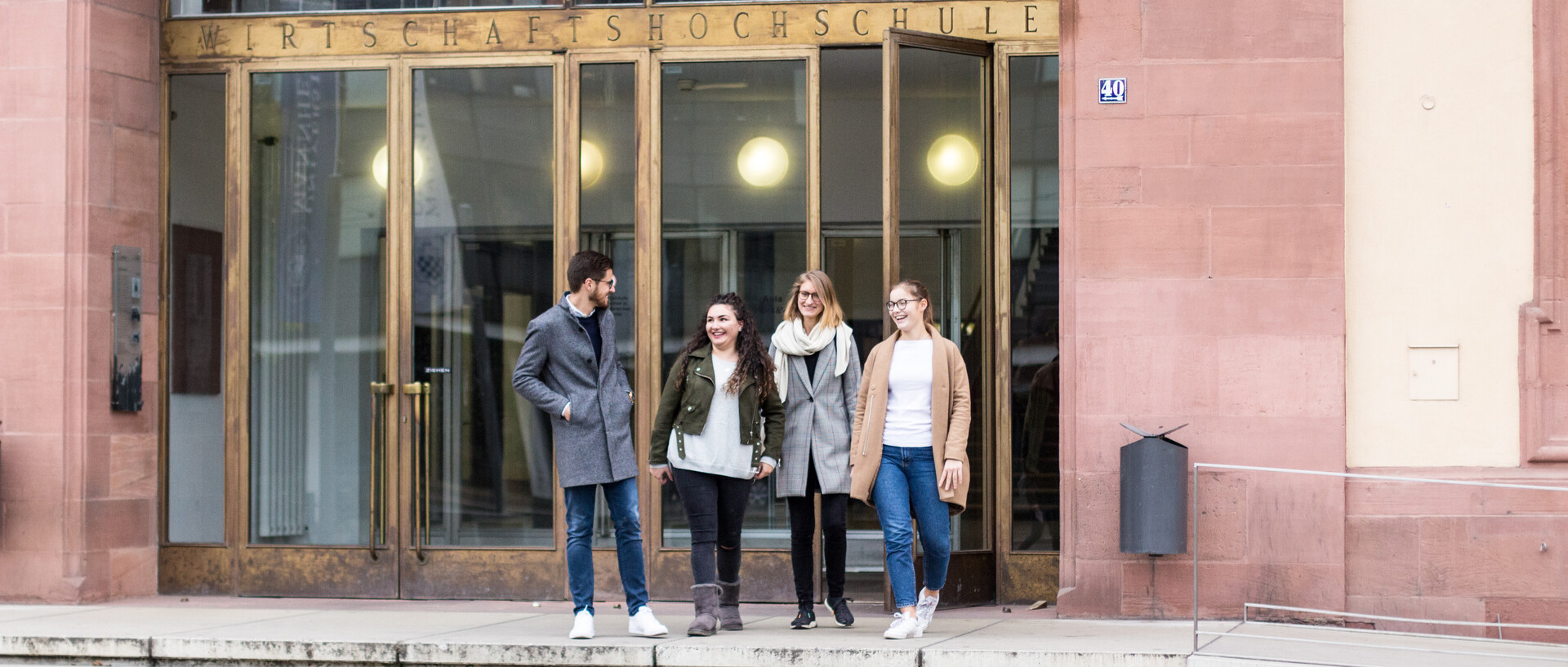 Studierende vorm Haupteingang