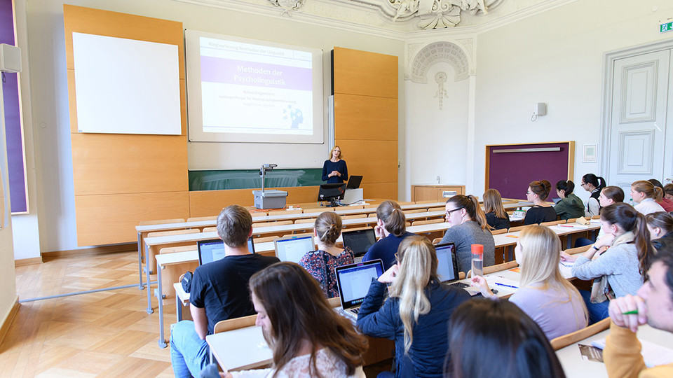 Studierende hören bei einer Vorlesung zu.