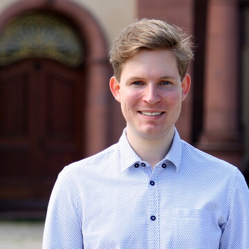 Felix Ott vor dem Schloss