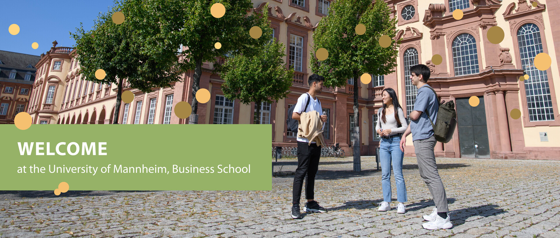 Drei Studierende auf dem Ehrenhof. Grüner Balken mit Schriftzug "Welcome at the University of Mannheim Business School"