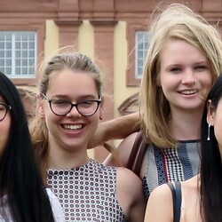 Gruppenfoto vor dem Schloss