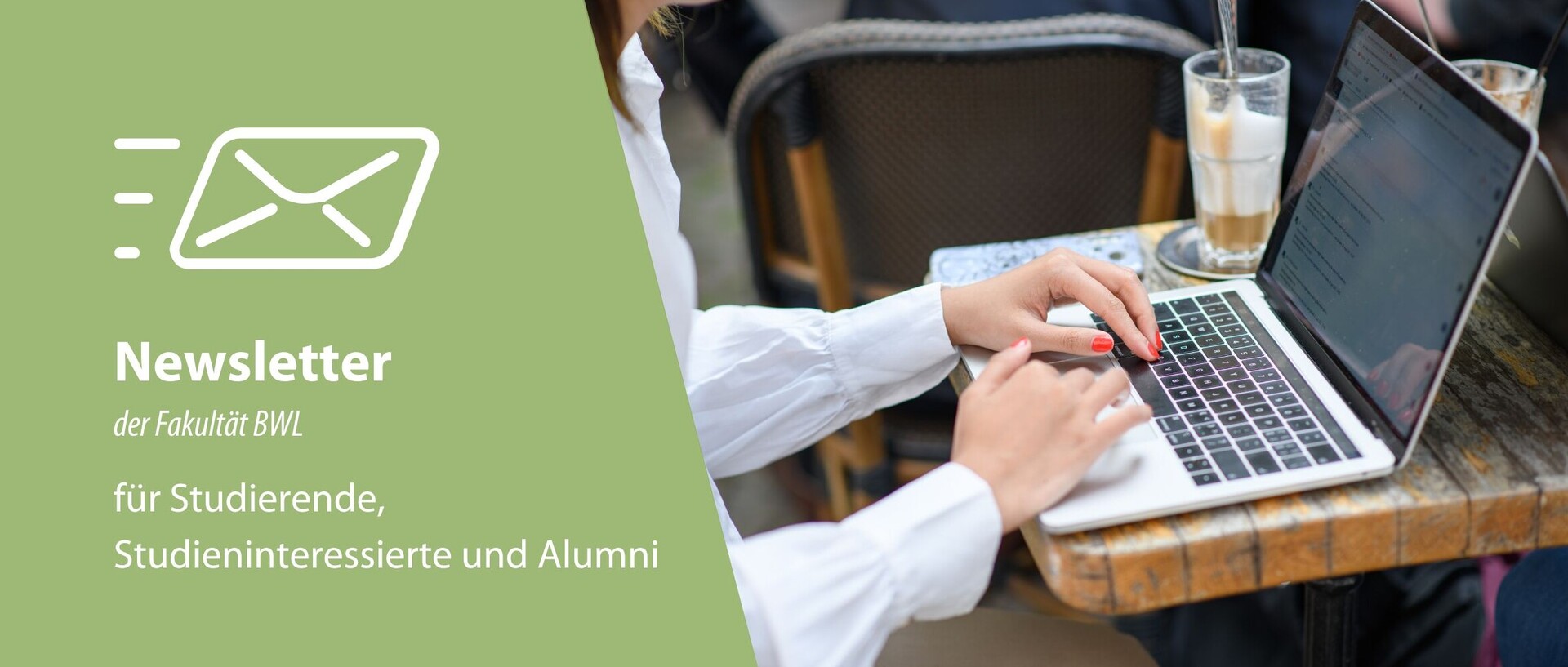 Tisch mit Eiskaffee und Laptop, an dem getoppt wird. Schriftzug: Newsletter der Fakultät BWL. Für Studierende, Studieninteressierte und Alumni