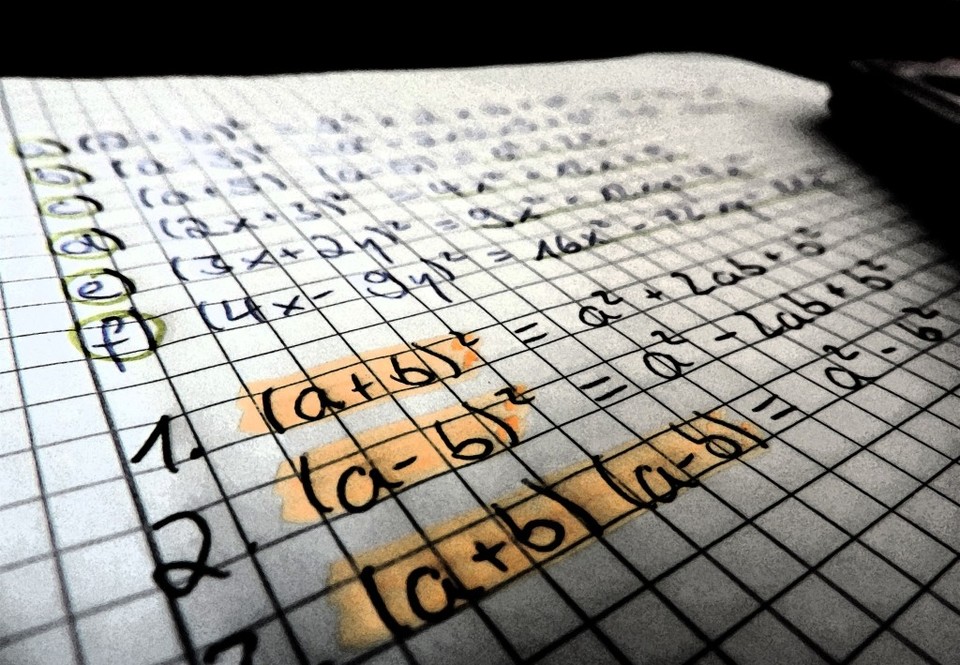 Auf einem karierten College-Block sind mathematische Formeln notiert.