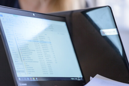 Auf einem Laptopdisplay sind verschiedene Dateien zu sehen.