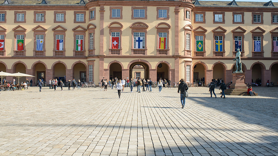 Mannheimer Schloss mit unerschiedliche Nationalflaggen geschmückt