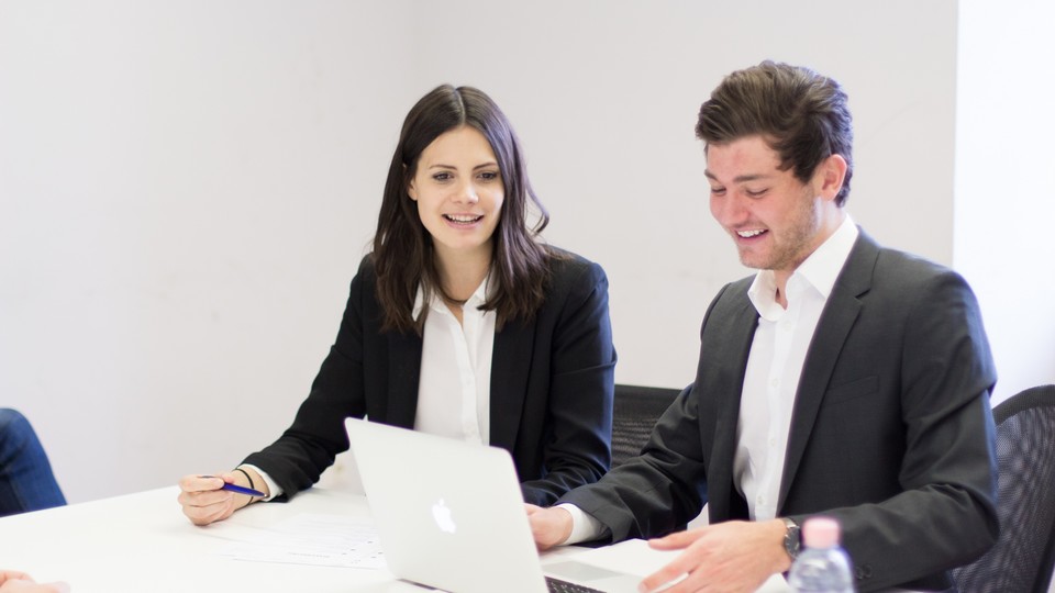 Zwei Personen mit Laptop