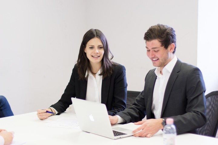 Zwei Personen mit Laptop