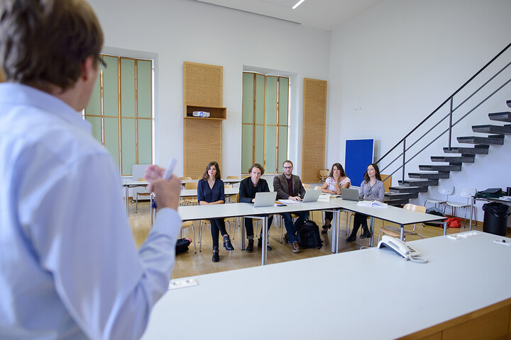 Gruppe mit Laptops in Arbeitsraum