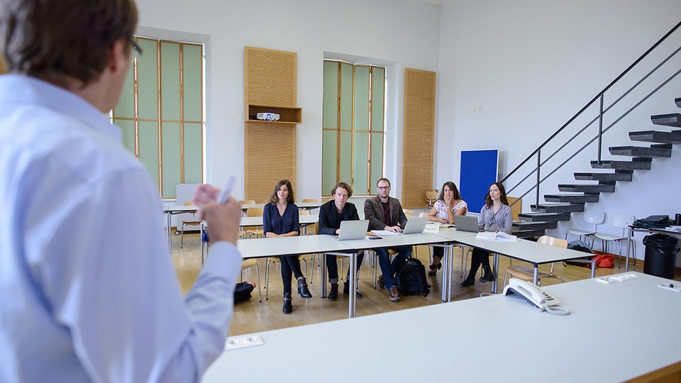 Gruppe mit Laptops in Arbeitsraum