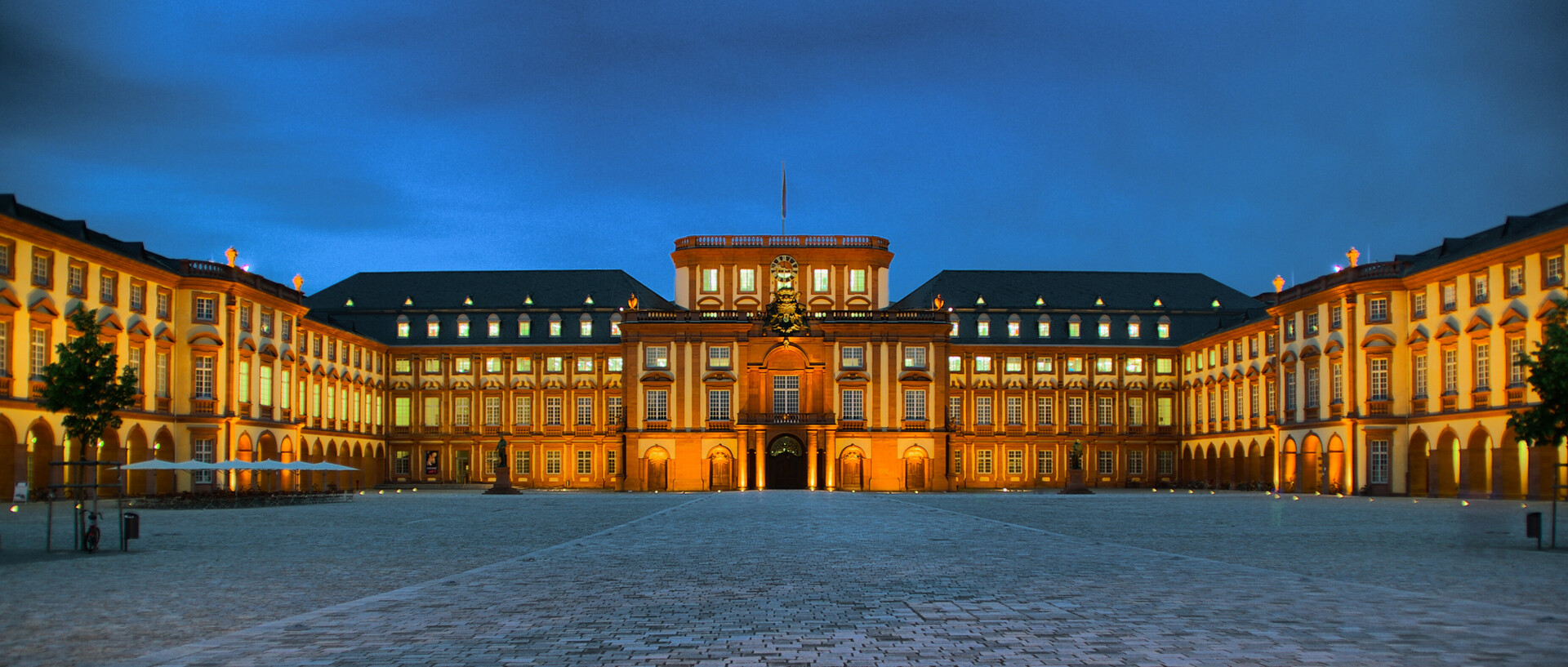 Das Mannheimer Schloss mit Ehrenhof, erleuchtet bei Nacht. 