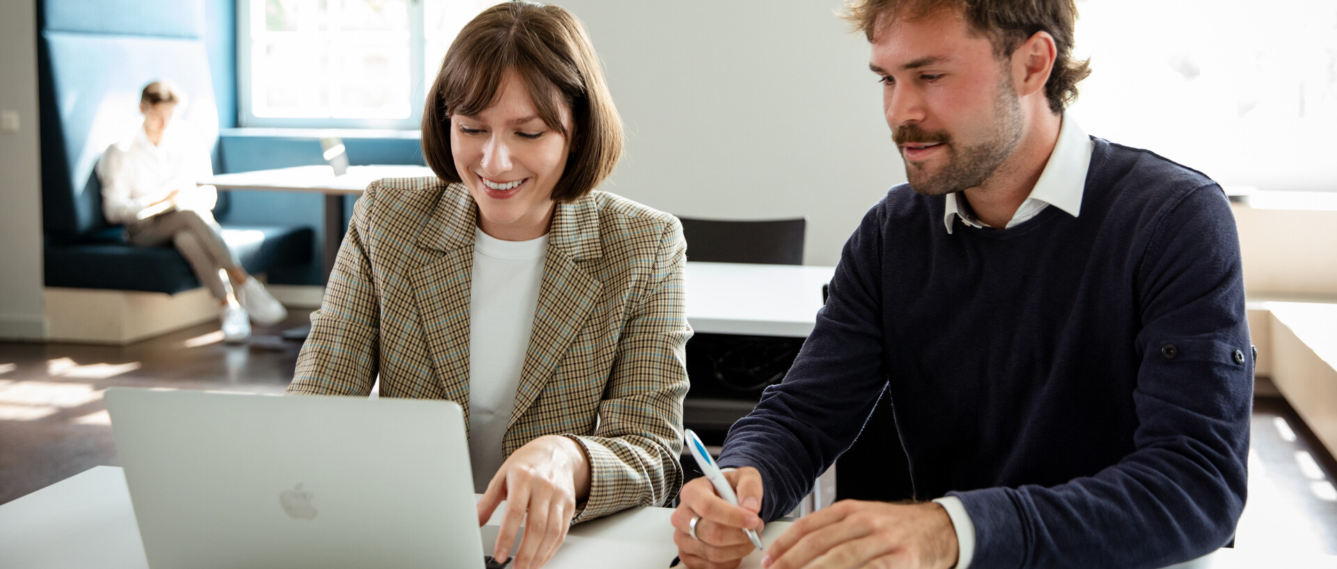 Eine Forscherin und ein Forscher arbeiten gemeinsam an ihrem Forschungsprojekt im Experience Lab.