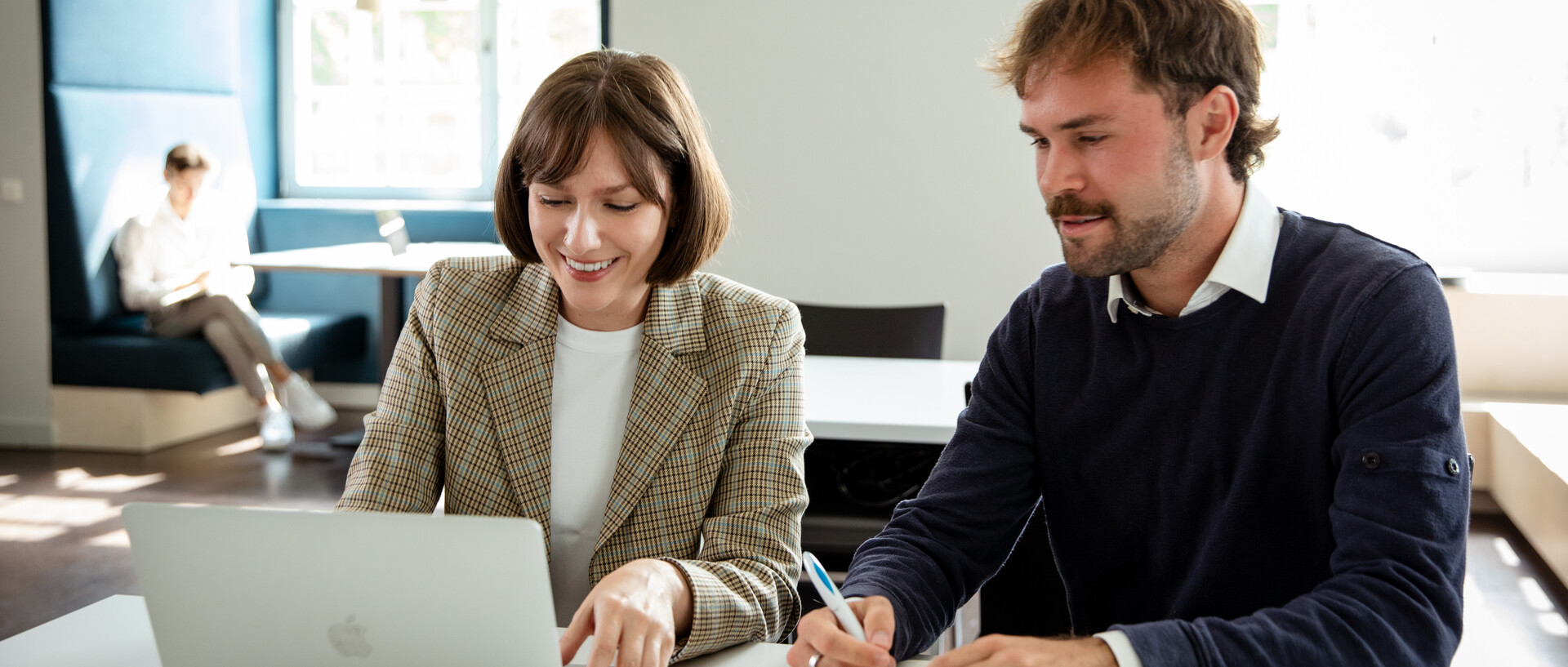 Eine Forscherin und ein Forscher arbeiten im Experience Lab gemeinsam an ihrer Forschungsarbeit.