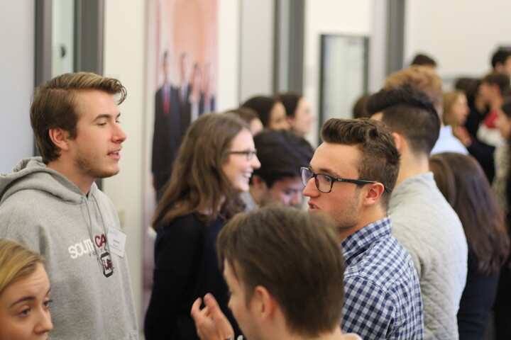 Eine Gruppe von Studierenden im Schlossflur