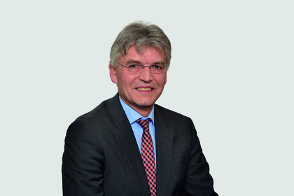 Prof. Spengel hat kurze graue Haare und trägt einen Anzug mit Krawatte.