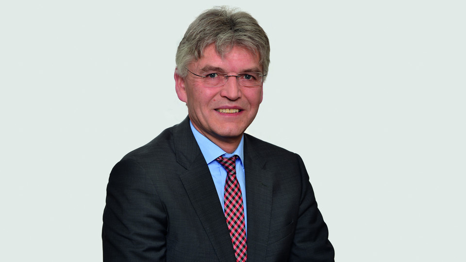 Prof. Spengel hat kurze graue Haare und trägt einen Anzug mit Krawatte.