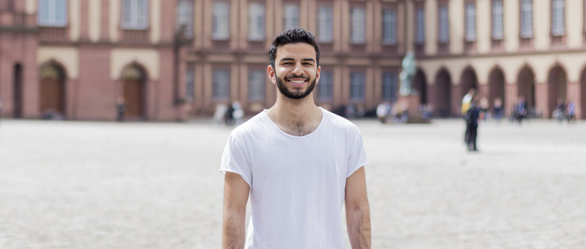 Portraitaufnahme vor Schloss