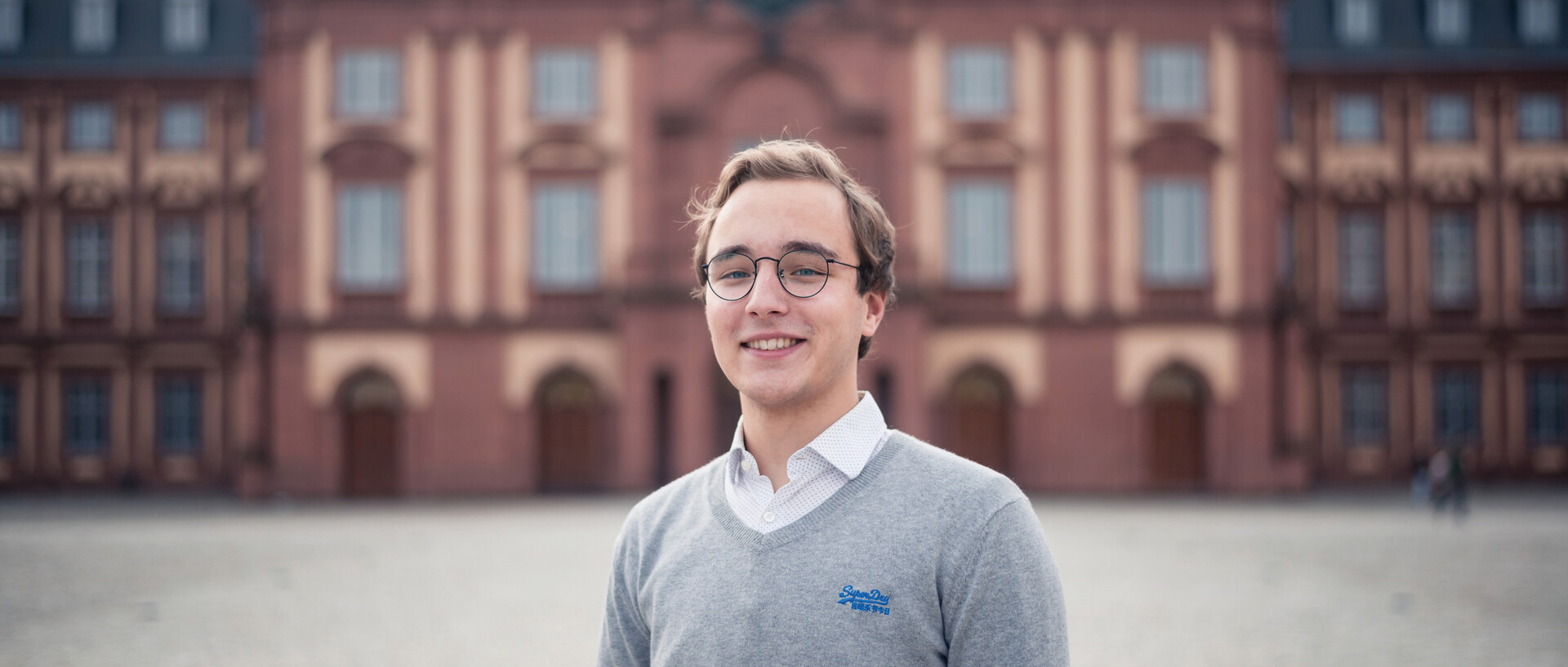 Portraitaufnahme vorm Schloss