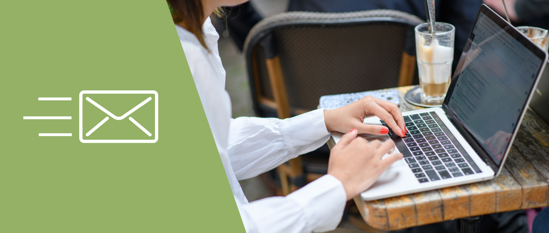 Links: grüne Fläche mit E-Mail-Icon. rechts: Tisch mit Einskaffee und Laptop, auf dem getippt wird