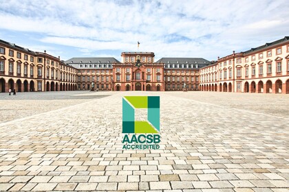 Mannheimer Schloss und Ehrenhof, mittig das AACSB Logo