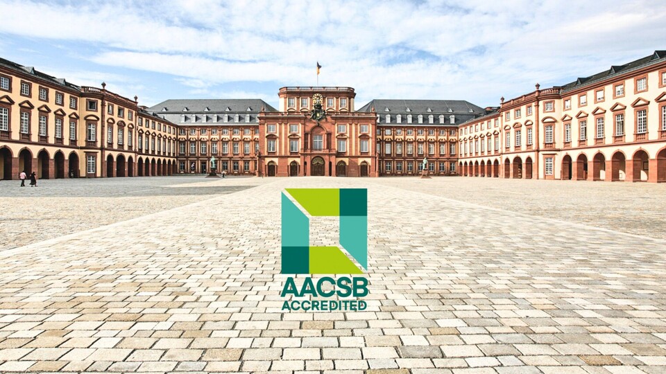 Mannheimer Schloss und Ehrenhof, mittig das AACSB Logo