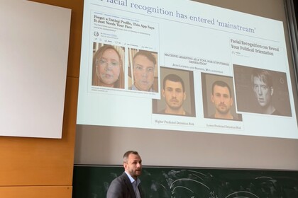 Marius Guenzel am unterrichten vor einem Whiteboard