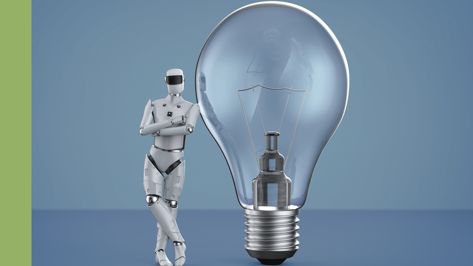 Ein KI-Roboter lehnt an einer Glühbirne. Der Hintergrund ist blau.