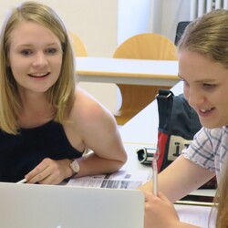 Zwei Studentinnen mit Laptop