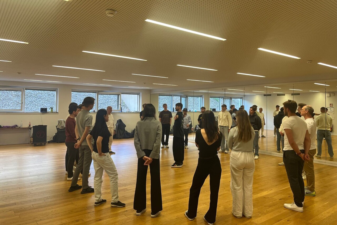 Gruppe Menschen im Kreis während eines Workshops