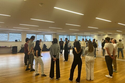 Gruppe Menschen im Kreis während eines Workshops at Peri