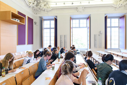 Studierende sitzen in einem kleinen Hörsaal.