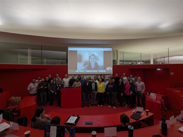 Gruppe von Studenten im Student Conference Center, die eine Präsentation halten.