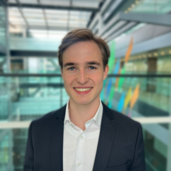Richard Bünte hat kurze Haare und trägt ein weißes Hemd und ein dunkles Sakko