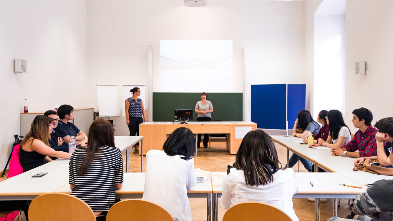 Seminarraum mit Studierenden und Vortragenden
