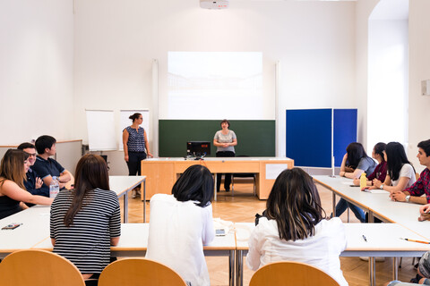 Seminarraum mit Studierenden und Vortragenden