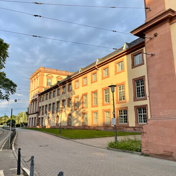 Seitenansicht des Schlosses bei Sonnenuntergang