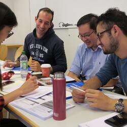 Studierende mit Lernmaterialien an Tisch