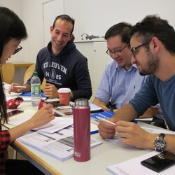 Studierende mit Lernmaterialien an Tisch
