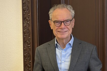 Joachim Lutz, Dekan der Fakultät für Betriebswirtschaftslehre, präsentiert die Equis-Urkunde