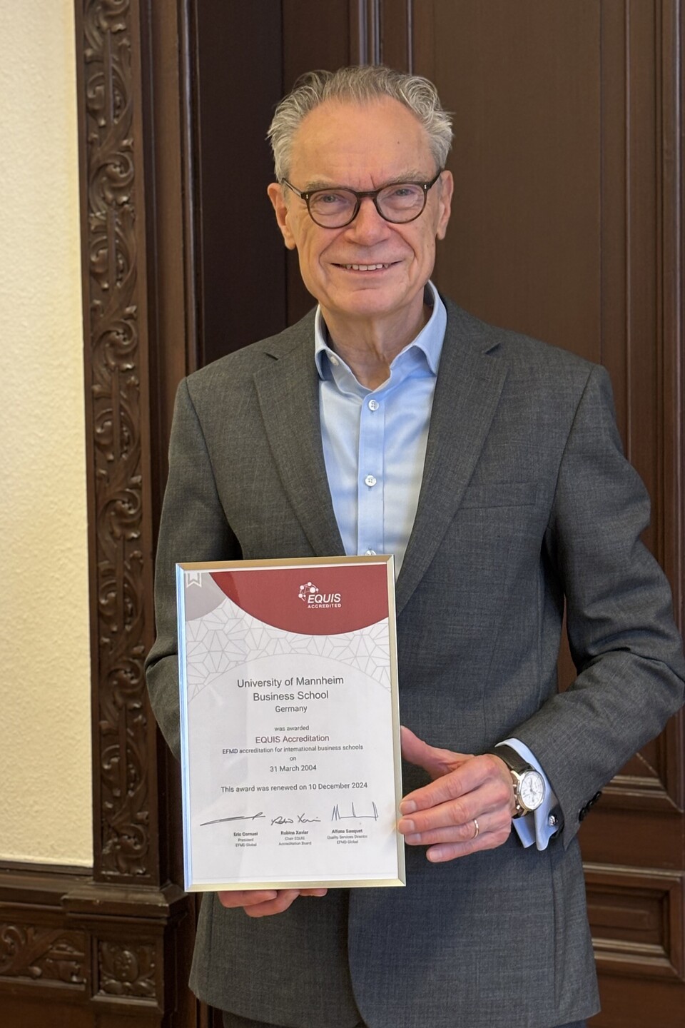 Dean Joachim Lutz presents the EQUIS certificate