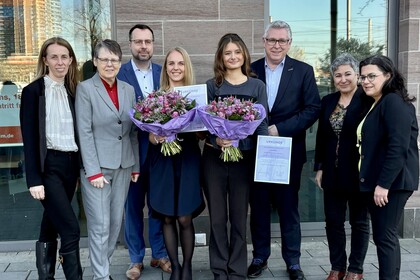 Preisträgerinnen und Jury Mitglieder stehen vor einem Gebäude