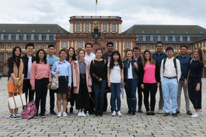 Gruppenfoto vor dem Schloss