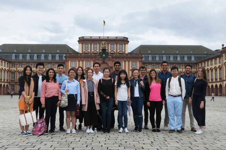 Gruppenfoto vor dem Schloss