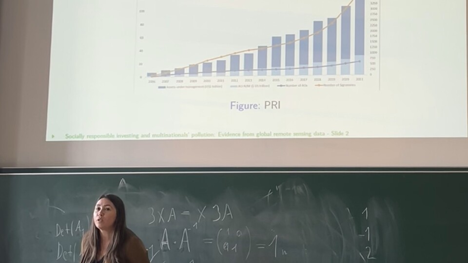 Melissa Padro am unterrichten vor einem Whiteboard