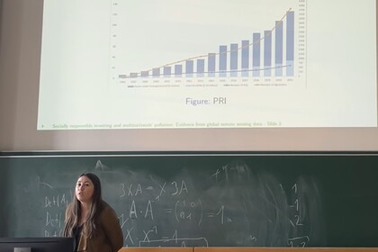 Melissa Padro am unterrichten vor einem Whiteboard