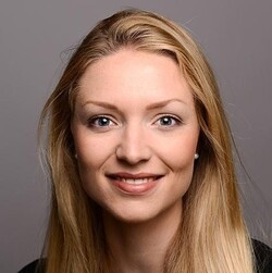 Anna-Lisa Heinz hat blonde lange Haare und trägt eine schwarze Bluse
