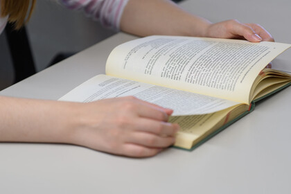 Lernen in der Ehrenhof Bibliothek Eine Frau liest in einem Buch.