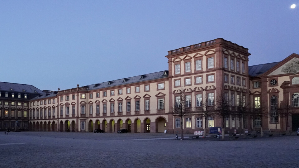 Ehrenhof bei Dämmerung