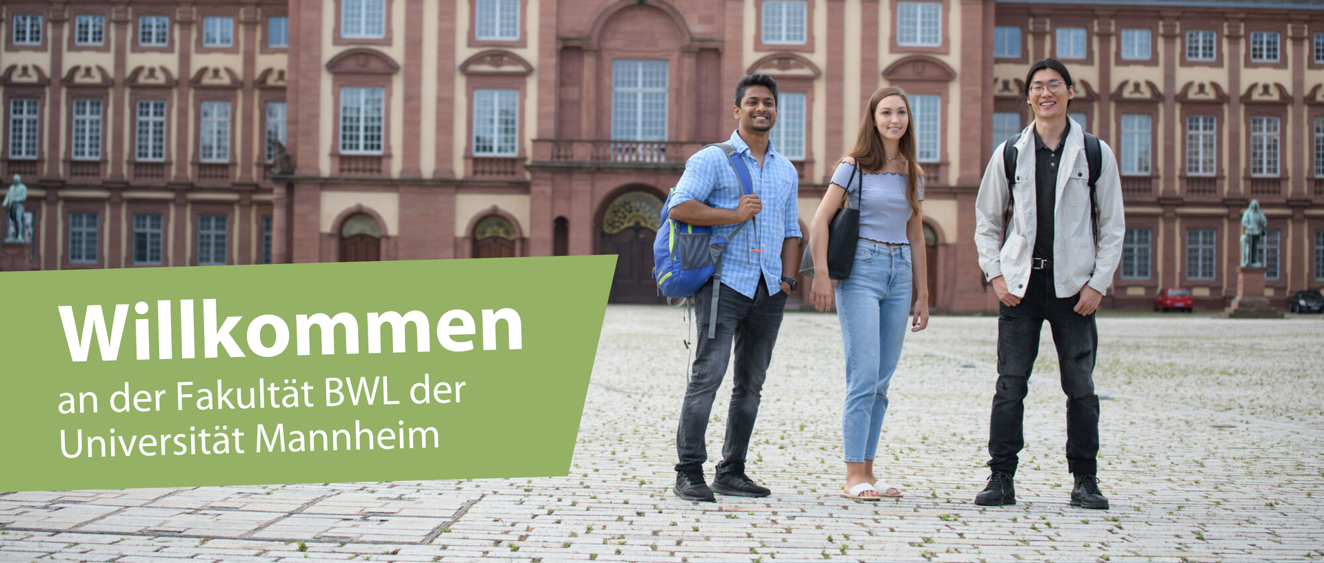 3 Studierende auf dem Ehrenhof