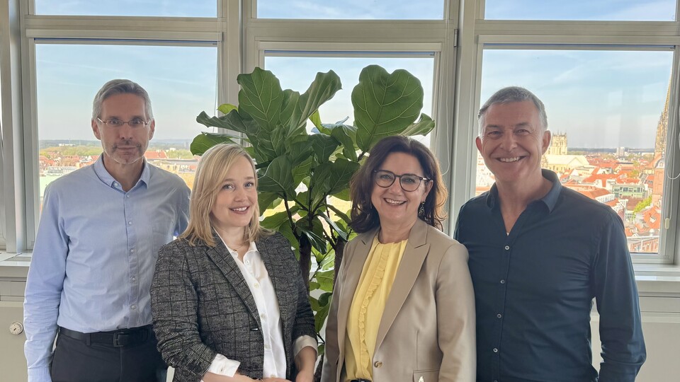 Gruppenbild mit Prof. Dr. Jürgen Seifried, Julia Derkau, Prof. Dr. Ulrike Weyland und Prof. Dr. Michael Hemmer
