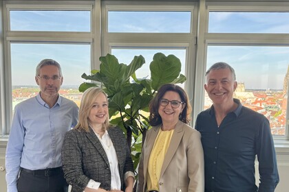 Gruppenbild mit Prof. Dr. Jürgen Seifried, Julia Derkau, Prof. Dr. Ulrike Weyland und Prof. Dr. Michael Hemmer